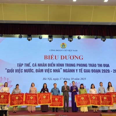 NỮ VIÊN CHỨC TRƯỜNG ĐẠI HỌC DƯỢC HÀ NỘI – NHỮNG BÔNG HOA LÀM NÊN NGỌN CỜ THI ĐUA “HAI GIỎI” NGÀNH Y TẾ GIAI ĐOẠN 2020-2025